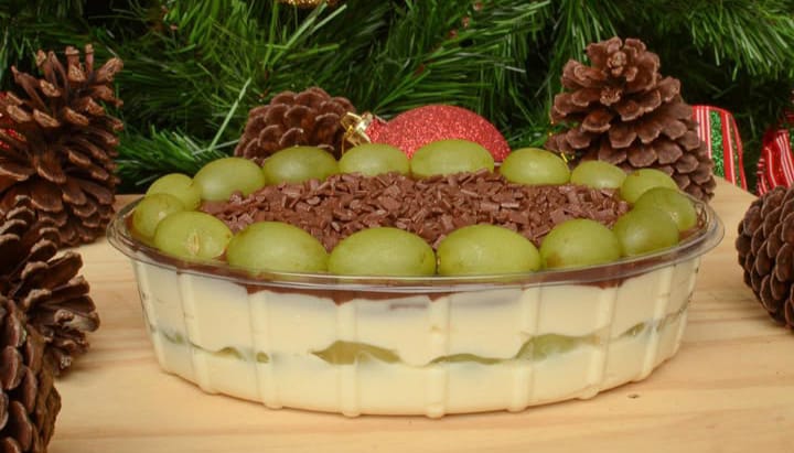 Bombom de uva na travessa