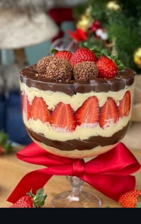 Sobremesa na taça com morango